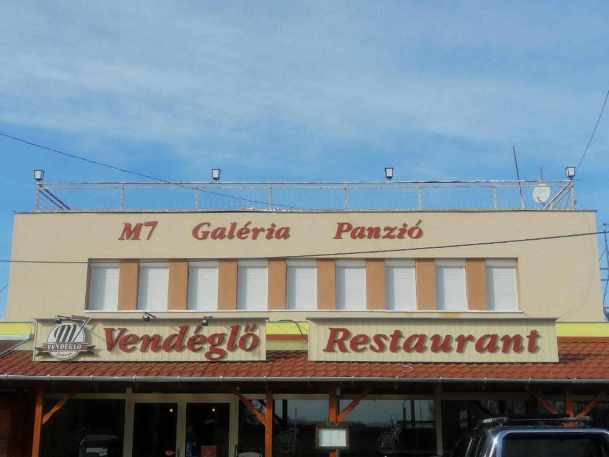 Bed and Breakfast M7 Galéria Panzió Letenye Esterno foto